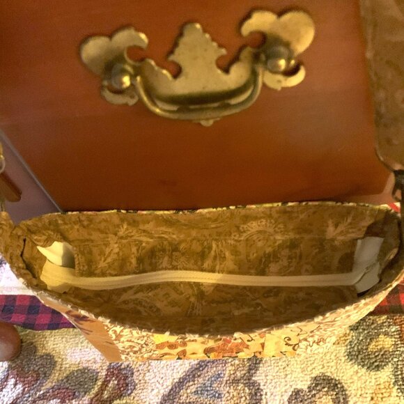 Handmade Patchwork Quilted Crossbody Bag with Lining and Zippered Closure - Picture 8 of 9